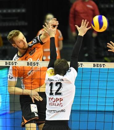 Paul Carroll (BR Volleys), beim Schmetterball, vorne Philip Trenkler (Rottenburg), BR Volleys Berlin - TV Rottenburg Deutsche Volleyball Liga, Saison 2016 2017, Herren, Männer, Männer, men, Volleyball, Deutschland, Germany, Max-Schmeling-Halle Berlin, 11.1.2017