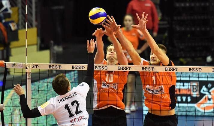 Philip Trenkler (Rottenburg), beim Schmetterball, hinten Sebastian Kühner (BR Volleys), Aleksandar Okolic (BR Volleys), BR Volleys Berlin - TV Rottenburg Deutsche Volleyball Liga, Saison 2016 2017, Herren, Männer, Männer, men, Volleyball, Deutschland, Germany, Max-Schmeling-Halle Berlin, 11.1.2017