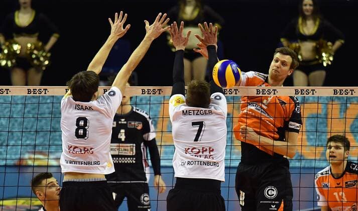 Robert Kromm (BR Volleys), beim Schmetterball, vorne Felix Isaak (Rottenburg), Sven Metzger (Rottenburg), BR Volleys Berlin - TV Rottenburg Deutsche Volleyball Liga, Saison 2016 2017, Herren, Männer, Männer, men, Volleyball, Deutschland, Germany, Max-Schmeling-Halle Berlin, 11.1.2017