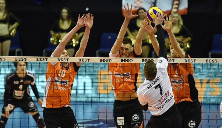 Sven Metzger (Rottenburg), beim Schmetterball, hinten Sebastian Kühner (BR Volleys), Aleksandar Okolic (BR Volleys), Robert Kromm (BR Volleys), BR Volleys Berlin - TV Rottenburg Deutsche Volleyball Liga, Saison 2016 2017, Herren, Männer, Männer, men, Volleyball, Deutschland, Germany, Max-Schmeling-Halle Berlin, 11.1.2017