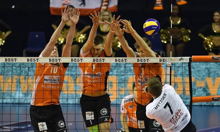 Sven Metzger (Rottenburg), beim Schmetterball, hinten Sebastian Kühner (BR Volleys), Aleksandar Okolic (BR Volleys), Robert Kromm (BR Volleys), BR Volleys Berlin - TV Rottenburg Deutsche Volleyball Liga, Saison 2016 2017, Herren, Männer, Männer, men, Volleyball, Deutschland, Germany, Max-Schmeling-Halle Berlin, 11.1.2017