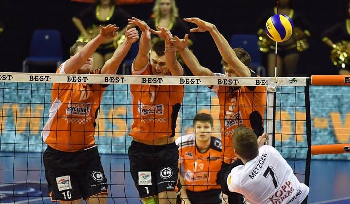 Sven Metzger (Rottenburg), beim Schmetterball, hinten Sebastian Kühner (BR Volleys), Aleksandar Okolic (BR Volleys), Robert Kromm (BR Volleys), BR Volleys Berlin - TV Rottenburg Deutsche Volleyball Liga, Saison 2016 2017, Herren, Männer, Männer, men, Volleyball, Deutschland, Germany, Max-Schmeling-Halle Berlin, 11.1.2017