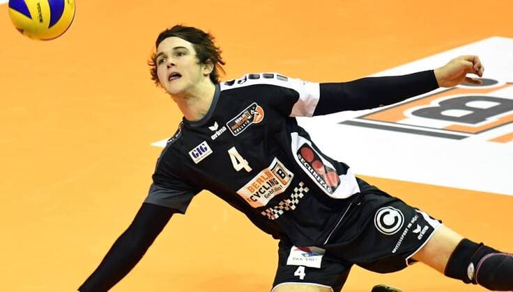 Luke Perry (BR Volleys), bei der Ballannahme BR Volleys Berlin - TV Rottenburg Deutsche Volleyball Liga, Saison 2016 2017, Herren, Männer, Männer, men, Volleyball, Deutschland, Germany, Max-Schmeling-Halle Berlin, 11.1.2017
