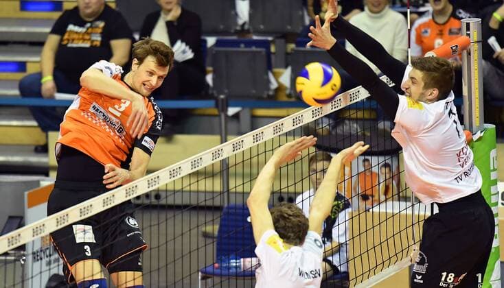 Robert Kromm (BR Volleys), beim Schmetterball, rechts Lars Wilmsen (Rottenburg), BR Volleys Berlin - TV Rottenburg Deutsche Volleyball Liga, Saison 2016 2017, Herren, Männer, Männer, men, Volleyball, Deutschland, Germany, Max-Schmeling-Halle Berlin, 11.1.2017