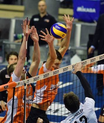 Sebastian Kühner (BR Volleys), Aleksandar Okolic (BR Volleys), beim Block, rechts Philip Trenkler (Rottenburg), BR Volleys Berlin - TV Rottenburg Deutsche Volleyball Liga, Saison 2016 2017, Herren, Männer, Männer, men, Volleyball, Deutschland, Germany, Max-Schmeling-Halle Berlin, 11.1.2017