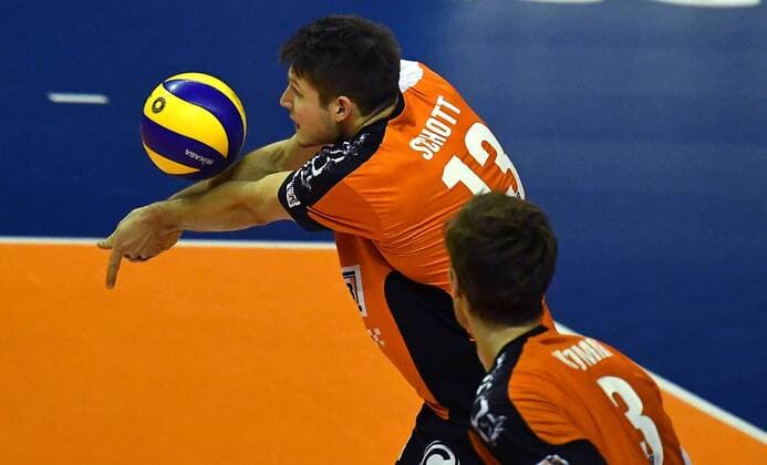 Ruben Schott (BR Volleys), bei der Ballannahme, rechts Robert Kromm (BR Volleys), BR Volleys Berlin - TV Rottenburg Deutsche Volleyball Liga, Saison 2016 2017, Herren, Männer, Männer, men, Volleyball, Deutschland, Germany, Max-Schmeling-Halle Berlin, 11.1.2017