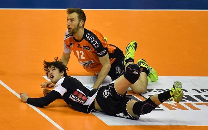 Luke Perry (BR Volleys), vorne, hinten Paul Carroll (BR Volleys), am Boden BR Volleys Berlin - TV Rottenburg Deutsche Volleyball Liga, Saison 2016 2017, Herren, Männer, Männer, men, Volleyball, Deutschland, Germany, Max-Schmeling-Halle Berlin, 11.1.2017
