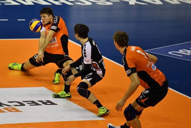 Ruben Schott (BR Volleys), bei der Ballannahme, rechts Luke Perry (BR Volleys), Paul Carroll (BR Volleys), BR Volleys Berlin - TV Rottenburg Deutsche Volleyball Liga, Saison 2016 2017, Herren, Männer, Männer, men, Volleyball, Deutschland, Germany, Max-Schmeling-Halle Berlin, 11.1.2017