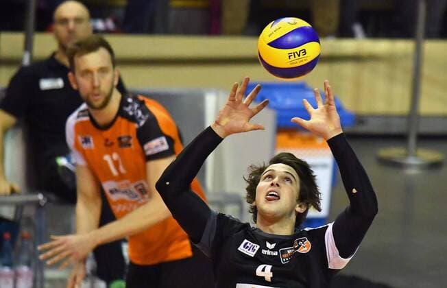 Luke Perry (BR Volleys), bei der Ballannahme BR Volleys Berlin - TV Rottenburg Deutsche Volleyball Liga, Saison 2016 2017, Herren, Männer, Männer, men, Volleyball, Deutschland, Germany, Max-Schmeling-Halle Berlin, 11.1.2017