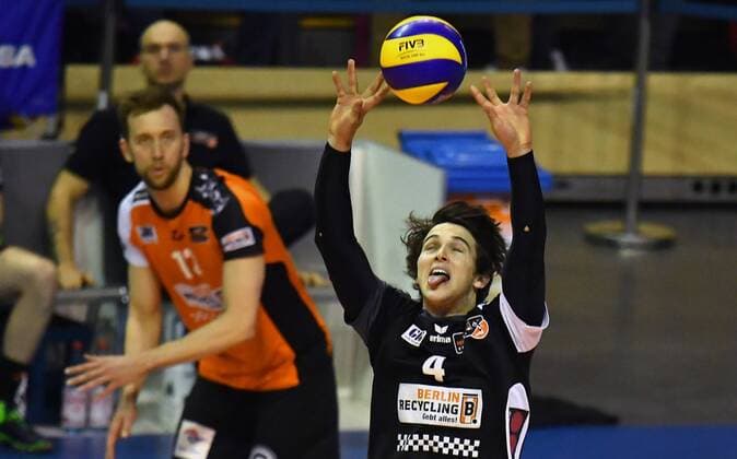 Luke Perry (BR Volleys), bei der Ballannahme BR Volleys Berlin - TV Rottenburg Deutsche Volleyball Liga, Saison 2016 2017, Herren, Männer, Männer, men, Volleyball, Deutschland, Germany, Max-Schmeling-Halle Berlin, 11.1.2017