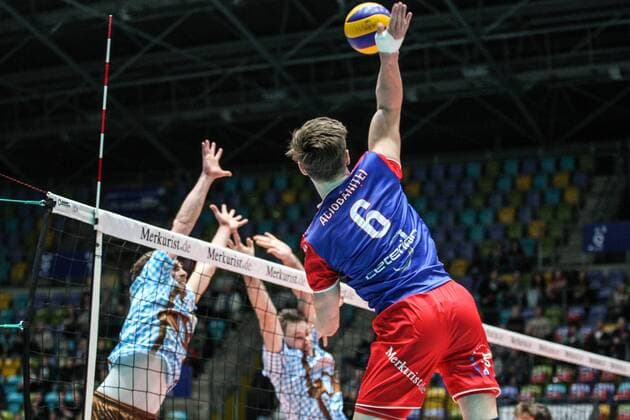11.02.2017, xilx, Volleyball 1.Bundesliga Herren, United Volleys - TSV Herrsching, emspor, v.l. Schmettern am Netz durch Adrian Aciobanitei (United Volleys Rhein-Main) von hinten Frankfurt am Main