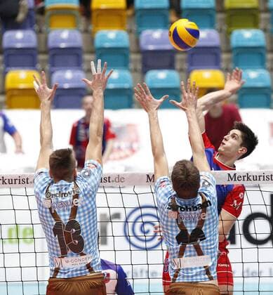 Deutschland - Frankfurt - Höchst - 11.02.2017 Volleyball - Hessen - 1. Bundesliga Männer Saison 2016 2017 United Volleys Rheinmain (blau-rot) - TSV Herrsching (blau-ws) v.l. Peter Ondrovic (Herrsching 13), Tom Strohbach (Herrsching 10), Moritz Reichert (RheinMain 10) United Volleys Rheinmain - TSV Herrsching
