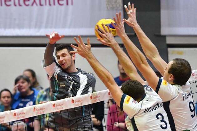 GER,VBL, SVG Lueneburg vs SWD Powervolleys Dueren 11.02.2017, Gellersenhalle, Lueneburg, GER, VBL, SVG Lueneburg vs SWD Powervolleys Dueren, im Bild Romans Sauss (Dueren 07) versucht sich gegen Scott Michael Kevorken (Lueneburg 03) und Erich Fitterer (Lueneburg 09) durchzusetzen nordphoto xWitke