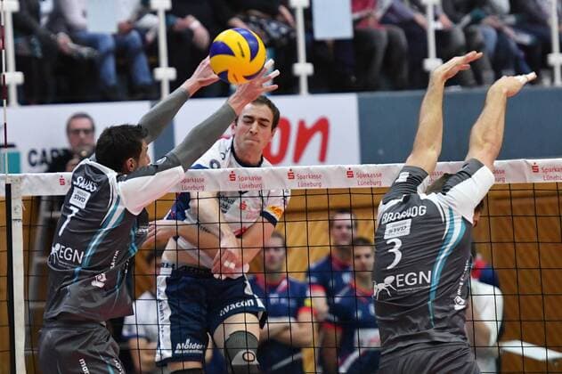 GER,VBL, SVG Lueneburg vs SWD Powervolleys Dueren 11.02.2017, Gellersenhalle, Lueneburg, GER, VBL, SVG Lueneburg vs SWD Powervolleys Dueren, im Bild Eric Fitterer (Lueneburg 09) versucht sich gegen Romans Sauss (Dueren 07) und Tim Broshog (Dueren 03) durchzusetzen nordphoto xWitke