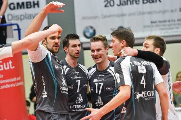 GER,VBL, SVG Lueneburg vs SWD Powervolleys Dueren 11.02.2017, Gellersenhalle, Lueneburg, GER, VBL, SVG Lueneburg vs SWD Powervolleys Dueren, im Bild die Duerener Mannschaft jubelt nordphoto xWitke