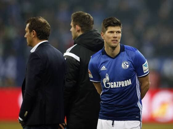 Gelsenkirchen, Deutschland, 1. Fußball-Bundesliga, FC Schalke 04 - Hertha BSC Berlint 2-0 am 11.02 .2017 in der Veltins-Arena auf Schalke in Gelsenkirchen Trainer Markus WEINZIERL (S04) li.- und Klaas-Jan HUNTELAAR (S04) re.- warten auf eine Spielunterbrechung für die Einwechslung von Klaas-Jan HUNTELAAR (S04).
