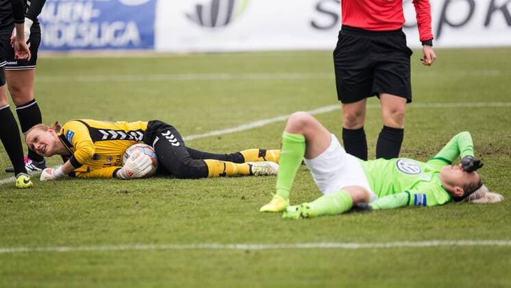 v.li.: Kathrin Längert (FF USV Jena, 24, Torwart), Zsanett Jakabfi (VfL Wolfsburg, 3) nach einem Zusammenstoß vor dem Jenaer Tor; verletzt, Verletzung, injured, Fußball, Frauen, 1. Bundesliga, FF USV Jena - VfL Wolfsburg, xprx