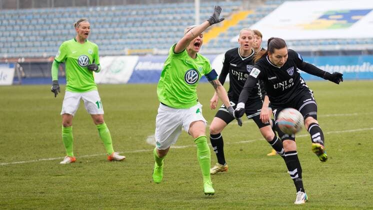 v.li.: Alexandra Popp (VfL Wolfsburg, 11), Nilla Fischer (VfL Wolfsburg, 4), Ivana Rudelic (FF USV Jena, 7), Fußball, Frauen, 1. Bundesliga, FF USV Jena - VfL Wolfsburg, xprx