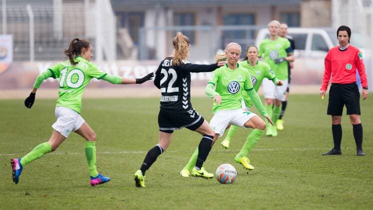 v.li.: Tessa Wullaert (VfL Wolfsburg, 10), Claudia van den Heiligenberg (FF USV Jena, 22), Pernille Harder (VfL Wolfsburg, 22), Schiedsrichterin, referee Katrin Rafalski, Fußball, Frauen, 1. Bundesliga, FF USV Jena - VfL Wolfsburg, xprx