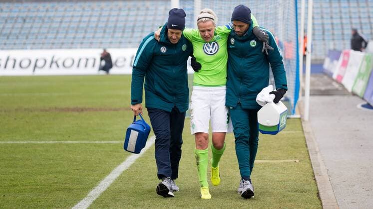 Zsanett Jakabfi (VfL Wolfsburg, 3) muss nach einer zweiten Verletzung vom Platz; verletzt, Verletzung, injured, Fußball, Frauen, 1. Bundesliga, FF USV Jena - VfL Wolfsburg, xprx