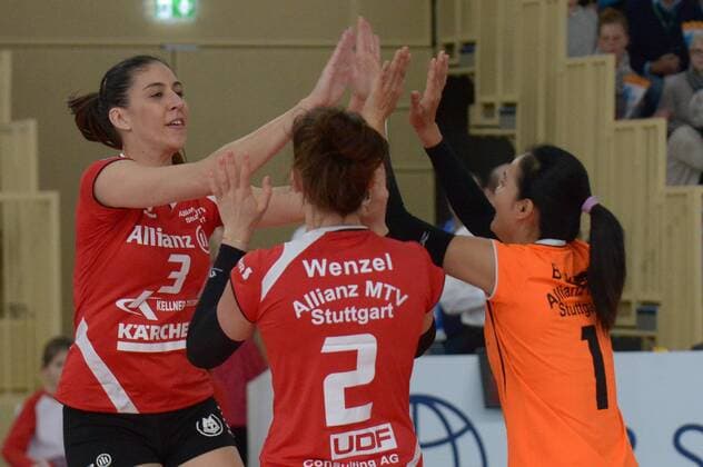 12.02.2017, xtkx, Volleyball 1.Bundesliga Damen, VC Wiesbaden - Allianz MTV Stuttgart, emspor, v.l. Micheli Tomazela Pissinato (Stuttgart) , Julia Wenzel (Stuttgart) , st01 , Wiesbaden