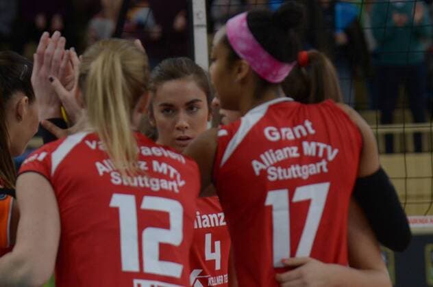 12.02.2017, xtkx, Volleyball 1.Bundesliga Damen, VC Wiesbaden - Allianz MTV Stuttgart, emspor, v.l. Deborah van Dalen (Stuttgart) , Nia Grant (Stuttgart) , Wiesbaden