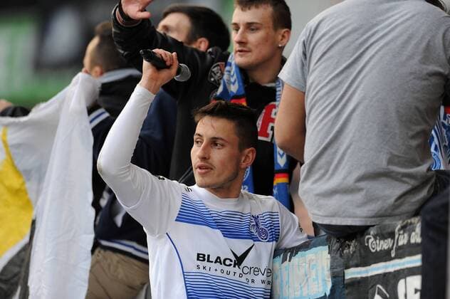 Sieg Torschuetze Fabian Schnellhardt ( MSV Duisburg ) jubelt nach dem Spiel mit den Fans auf dem Zaun. 12.02.2017 --- Fussball --- 3. Liga --- MSV Duisburg vs SC Preussen Muenster Duisburg Copyright: xThienelx Eibner-Pressefotox EP_ttl