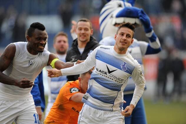 V.l.n.r. Kingsley Onuegbu schickt Fabian Schnellhardt ( MSV Duisburg ) zum jubeln zu den Fans auf den Zaun. 12.02.2017 --- Fussball --- 3. Liga --- MSV Duisburg vs SC Preussen Muenster Duisburg Copyright: xThienelx Eibner-Pressefotox EP_ttl