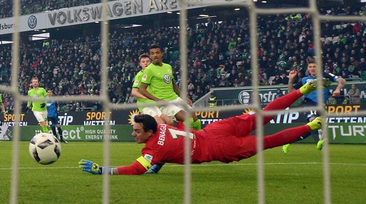 Bilder des Tages - SPORT 12.02.2017, xjhx, Fussball 1.Bundesliga,VfL Wolfsburg - TSG 1899 Hoffenheim, emspor, v.l. Diego Benaglio (VfL Wolfsburg), Steven Zuber (1899 Hoffenheim) Goal scored, Tor zum 0:1 Wolfsburg