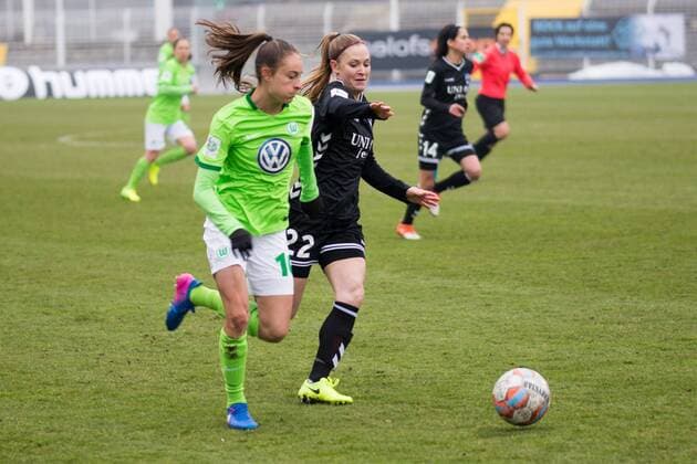 v.li.: Tessa Wullaert (VfL Wolfsburg, 10) und Claudia van den Heiligenberg (FF USV Jena, 22) im Zweikampf, Duell, Aktion, action, Fußball, 1. Bundesliga, FF USV Jena - VfL Wolfsburg, xprx