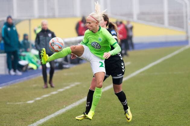 v.li.: Pernille Harder (VfL Wolfsburg, 22), Julia Arnold (FF USV Jena, 31) im Zweikampf, Duell, Aktion, action, Fußball, 1. Bundesliga, FF USV Jena - VfL Wolfsburg, xprx