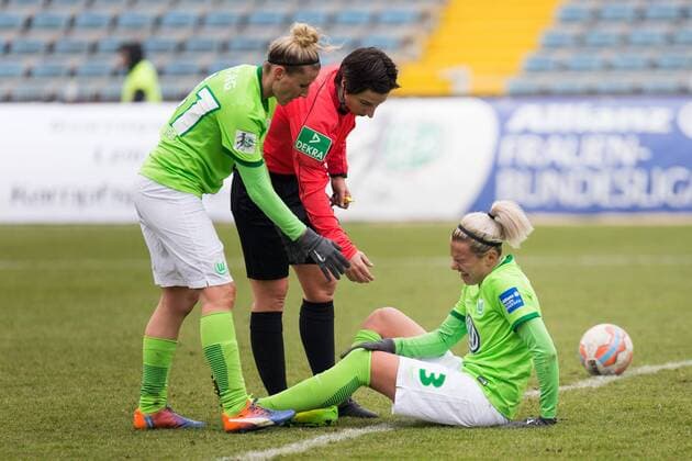 Zsanett Jakabfi (VfL Wolfsburg, 3) (rechts) mit ihrer zweiten Verletzung und damit der Auswechslung; verletzt, Verletzung, injured, Fußball, 1. Bundesliga, FF USV Jena - VfL Wolfsburg, xprx
