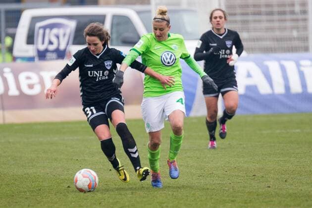 v.li.: Julia Arnold (FF USV Jena, 31), Anja Mittag (VfL Wolfsburg, 41); Zweikampf, Duell, Aktion, action, Fußball, 1. Bundesliga, FF USV Jena - VfL Wolfsburg, xprx