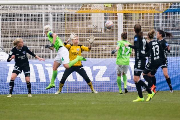Tor zum 1:2 durch Nilla Fischer (VfL Wolfsburg, 4) (2. v.l.); Kathrin Längert (FF USV Jena, 24, Torwart) kann den Ball nicht halten; Tor, goal, Torerfolg, Aktion, Fußball, 1. Bundesliga, FF USV Jena - VfL Wolfsburg, xprx
