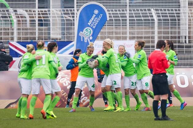 Jubel bei VfL Wolfsburg über das 1:2; Tor, goal, Torerfolg, Aktion; Jubel, celebration, Fußball, 1. Bundesliga, FF USV Jena - VfL Wolfsburg, xprx