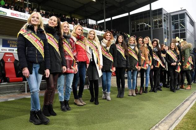 12.02.2017, xfux, Fussball 1.Bundesliga, SC Freiburg - 1. FC Koeln, emspor, v.l. Anwaerterinnen fuer die Miss Germany Wahl Miss Deutschland 2017, Frauen, Maedels, Maedchen, schoen, Schoenheiten Freiburg