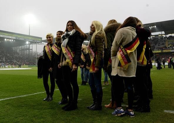 12.02.2017, xfux, Fussball 1.Bundesliga, SC Freiburg - 1. FC Koeln, emspor, v.l. Anwaerterinnen fuer die Miss Germany Wahl Miss Deutschland 2017, Frauen, Maedels, Maedchen, schoen, Schoenheiten Freiburg