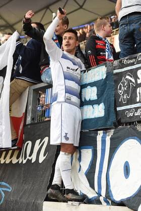 Fußball 3. Liga 22. Spieltag MSV Duisburg - Preußen Münster am 12.02.2017 in der Schauinsland-Reisen-Arena in Duisburg Fabian Schnellhardt ( Duisburg ) auf dem Zaun bei den Fans xRx