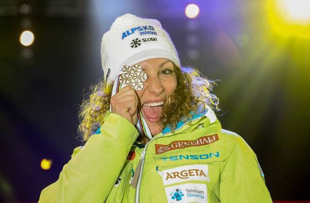 Ski Alpin, WM in St. Moritz, Siegerehrung Abfahrt der Damen ALPINE SKIING - FIS Ski WC St. Moritz SANKT MORITZ,SWITZERLAND,12.FEB.17 - ALPINE SKIING - FIS Alpine World Ski Championships, downhill, men, Audi house. Image shows Ilka Stuhec (SLO). Keywords: Stoeckli, medal. GEPAxpictures xMarioxKneisl