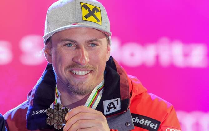 Ski Alpin, WM in St. Moritz, Siegerehrung Abfahrt der Herren ALPINE SKIING - FIS Ski WC St. Moritz SANKT MORITZ,SWITZERLAND,12.FEB.17 - ALPINE SKIING - FIS Alpine World Ski Championships, downhill, men, award ceremony. Image shows Max Franz (AUT). Keywords: medal. GEPAxpictures xMarioxKneisl