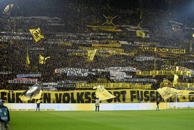 04.02.2017, Fussball 1.Liga 2016 2017, 19.Spieltag, Borussia Dortmund - RB Leipzig, im Signal Iduna Park Stadion Dortmund. Dortmunder Fans auf der Südtribüne mit unzähligen beleidigenden Spruchbändern bei Spielbeginn. 