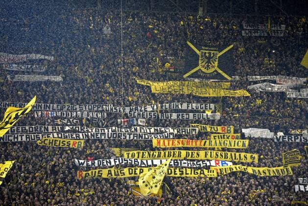 04.02.2017, Fussball 1.Liga 2016 2017, 19.Spieltag, Borussia Dortmund - RB Leipzig, im Signal Iduna Park Stadion Dortmund. Dortmunder Fans auf der Südtribüne mit unzähligen beleidigenden Spruchbändern bei Spielbeginn. 