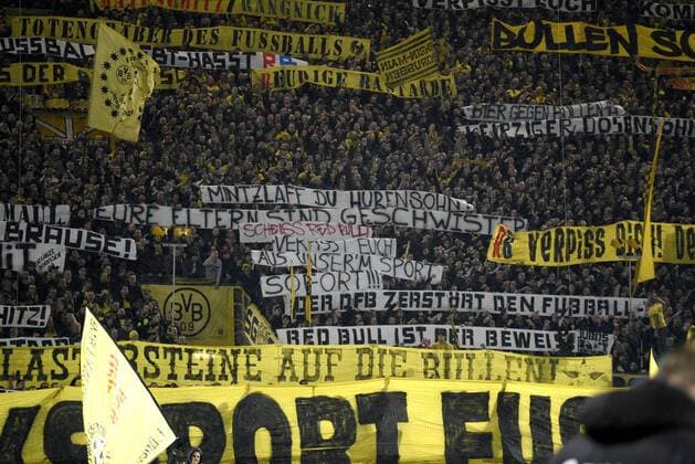 04.02.2017, Fussball 1.Liga 2016 2017, 19.Spieltag, Borussia Dortmund - RB Leipzig, im Signal Iduna Park Stadion Dortmund. Dortmunder Fans auf der Südtribüne mit unzähligen beleidigenden Spruchbändern bei Spielbeginn. 