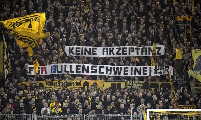 04.02.2017, Fussball 1.Liga 2016 2017, 19.Spieltag, Borussia Dortmund - RB Leipzig, im Signal Iduna Park Stadion Dortmund. Dortmunder Fans auf der Südtribüne mit unzähligen beleidigenden Spruchbändern bei Spielbeginn. Keine Akzeptanz für Bullenschweine 