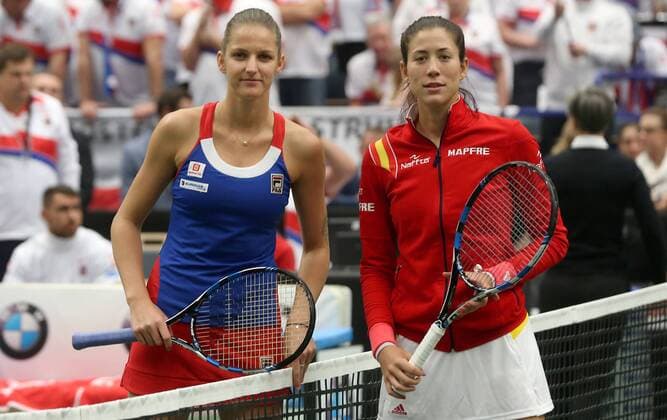 Czech tennis player Karolina Pliskova (left) and Garbine Muguruza (right) from Spain pose for photographer prior to the tennis match of the Fed Cup 1st round between the Czech Republic and Spain, in Ostrava, Czech Republic, February 12, 2017. (CTKxPhoto PetrxSznapka) CTKPhotoP201702120356901  SZN 01