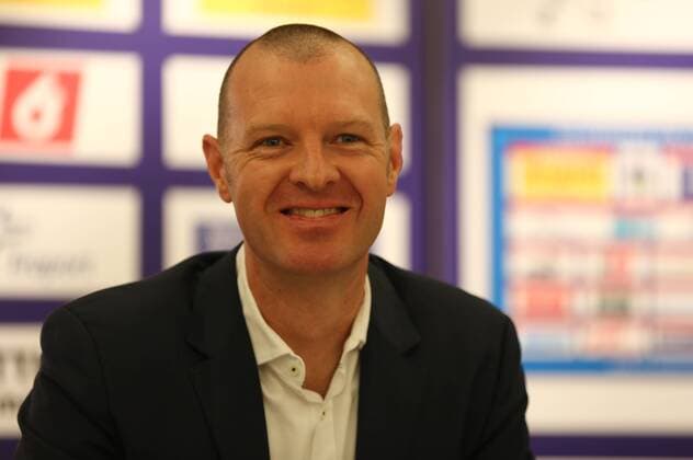 13.02.2017 xcex Deutschland, Frankfurt, Fussball, Frauenfussball Pressekonferenz beim 1. FFC Frankfurt Die Verantwortlichen zieht Bilanz und geben einen Ausblick auf die zweite Hälfte der Allianz Frauen-Bundesliga Saison 2016 2017 Trainer Matt Ross lacht, lachend, zufrieden