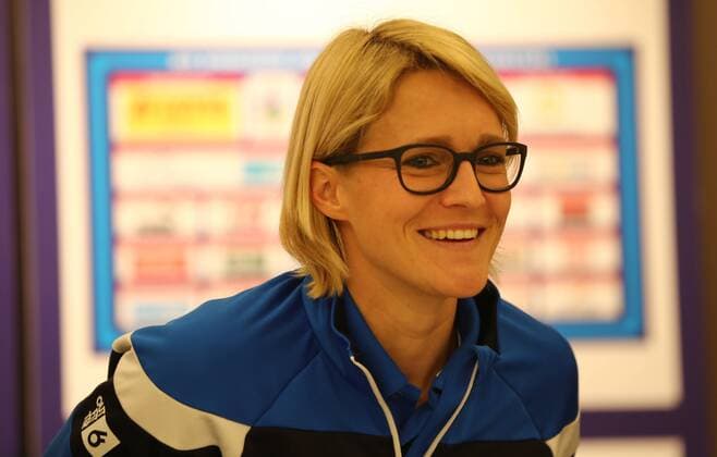 13.02.2017 xcex Deutschland, Frankfurt, Fussball, Frauenfussball Pressekonferenz beim 1. FFC Frankfurt Die Verantwortlichen zieht Bilanz und geben einen Ausblick auf die zweite Hälfte der Allianz Frauen-Bundesliga Saison 2016 2017 Saskia Bartusiak lacht, lachend