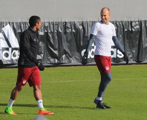 14.02.2017, FC Bayern Training Fussball, im Bild: Douglas Costa (FCB) und Arjen Robben (FCB)