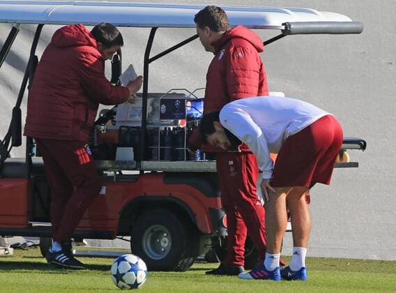 14.02.2017, FC Bayern Training Fussball, im Bild: Mats Hummels (FCB) laesst sich behandeln