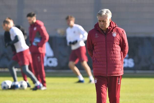 Carlo ANCELOTTI (Trainer FCB) -volle Konzentration-geht in sich. Abschlusstraining FC Bayern Muenchen vor dem Champions League Spiel gegen Arsenal London. Trainingsgelaende an der Saebener Strasse, Fussball,am 14.02.2017.